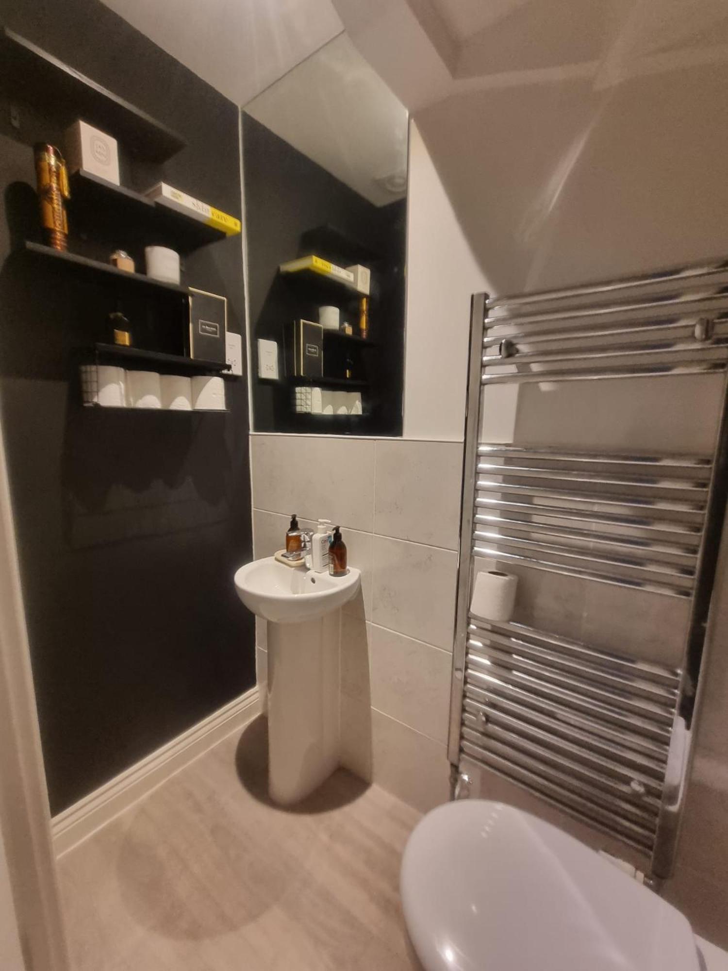 Bromley Common- Double Bedroom With En-Suite With Private Lounge In Shared Town House Exteriér fotografie
